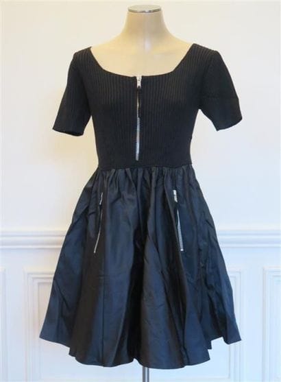 PRADA
Très jolie robe noire, haut en tricot...