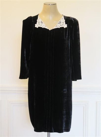 SANDRO
Très jolie robe en velours noir,forme...