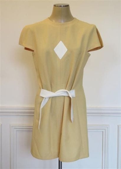 PIERRE CARDIN
Robe en toile jaune safran,forme...