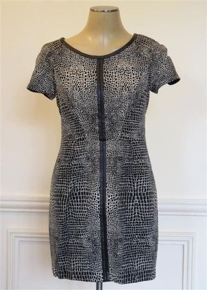 The KOOPLES
Robe droite, manches courtes,...