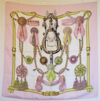 HERMES
Carré en soie rose 