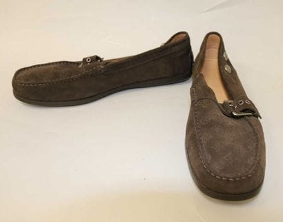LOUIS VUITTON
Paire de mocassins en daim...