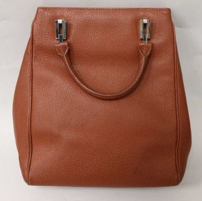 Thierry MUGLER
Sac en cuir havane. En l'...