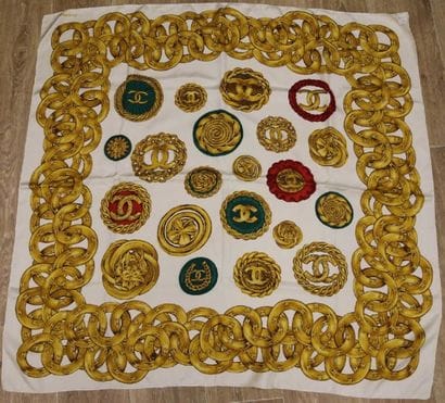 CHANEL
Foulard en soie siglé Chanel rouge,...