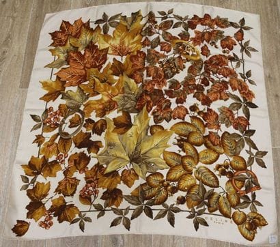CELINE
Foulard en soie feuillage d'autom...