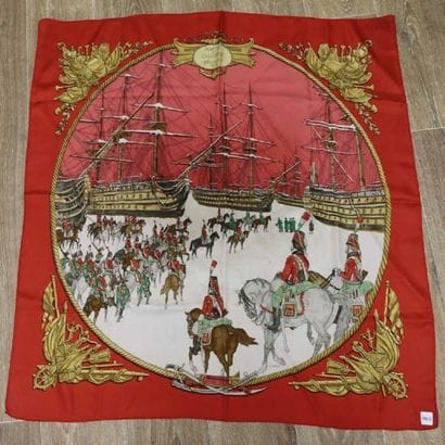 HERMES
Carré en soie Marine et Cavalerie,...