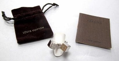 LOUIS VUITTON
Bague en métal argenté à deux...