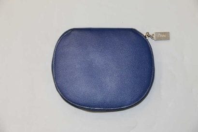 CELINE
Porte monnaie en cuir bleu.(en l'...