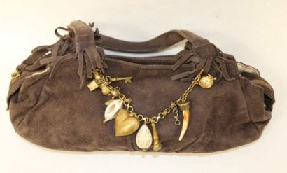 CHLOE
Sac à main en daim marron et breloque...