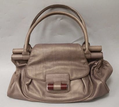Le tanneur. Sac besace en cuir moiré et fermeture...