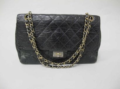 CHANEL
Sac à main en cuir noir. Intérieur...