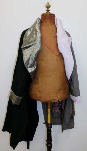 MUGLER
Deux vestes l'une noire l'autre grise....