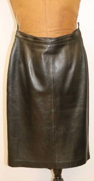 Guy LAROCHE
Jupe en cuir noir