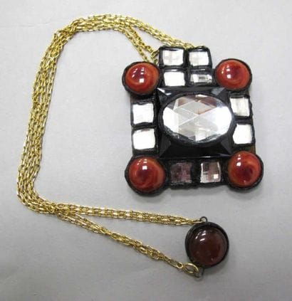Irena
Pendentif en résine talosel, incrusté...