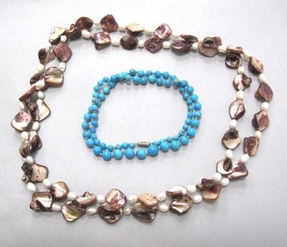 Collier en perles de turquoise et un autre...