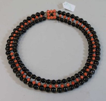 Collier en laiton et perles de verre noir...