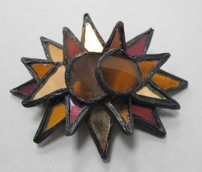 Irena
Broche en résine talosel, incrustée...