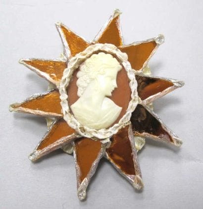 Irena
Broche en résine talosel, ornée d'un...