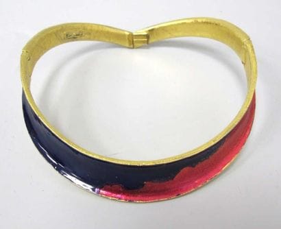 PIERRE CARDIN
Collier émaillé bleu et rose....