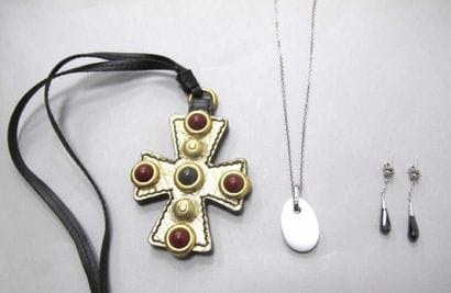 Lot de bijoux comprenant: Croix en cuir doré...