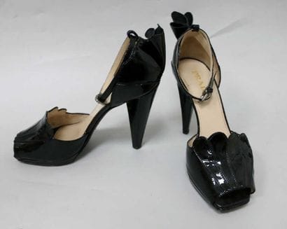 PRADA
Paire d'escarpins en cuir vernis noir....