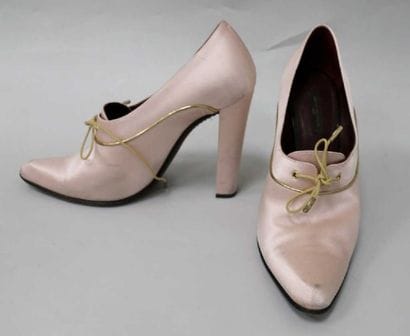 LOUIS VUITTON
Paire de souliers en satin...