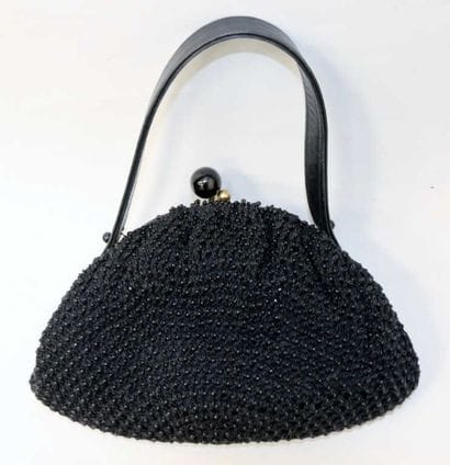Sac du soir en tissu noir et perlé. Fermoir...