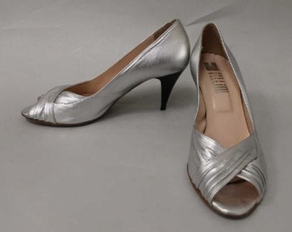 FELLINI
Paire d'escarpins en cuir argenté....
