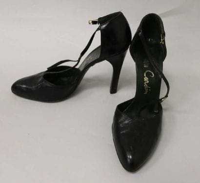 PIERRE CARDIN
Paire d'escarpins en cuir noir....