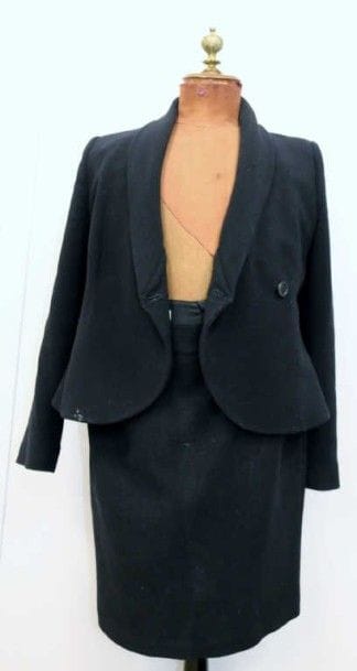 ARMANI
Tailleur jupe noire, taille 46