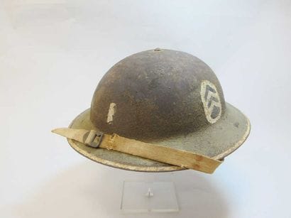 Casque lourd US 1917. Insigne sur les côtés...