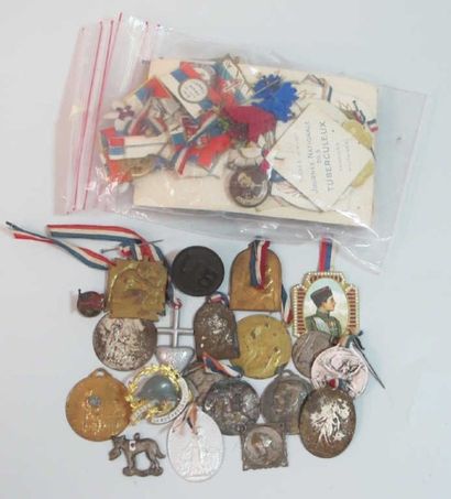 Fort lot d'insignes en carton et métalliques...