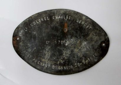 Emouvante plaque ovale gravée au nom du Colonel...