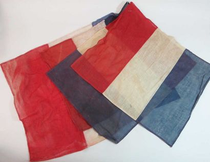 Lot de quatre drapeaux tricolores