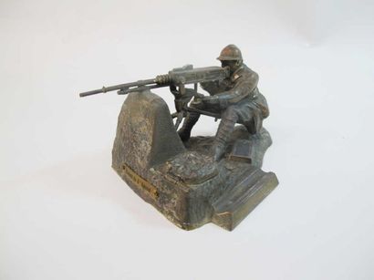 Un encrier en régule figurant un poilu tirant...