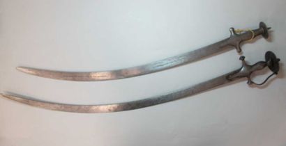 Lot de deux sabres indiens dit Tulwar