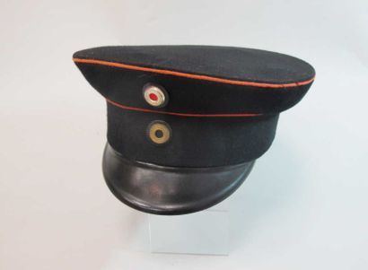 Casquette noire à liseré rouge. Cocarde ...