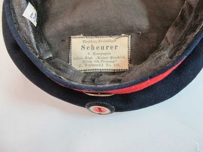 Bonnet de police à bandeau rouge et calotte...