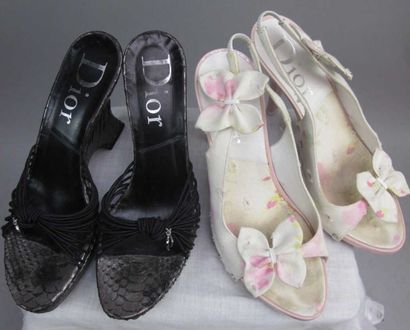 Dior. Sandales blanches et roses à décor...
