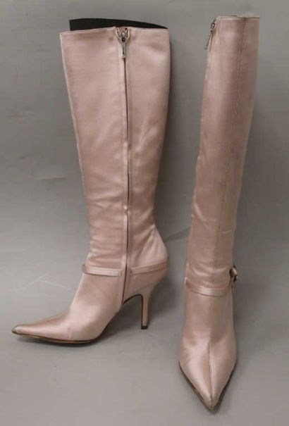 Christian Dior. Paire de bottes en satin...