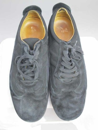Weston. Paire derby en daim noir à lacets....