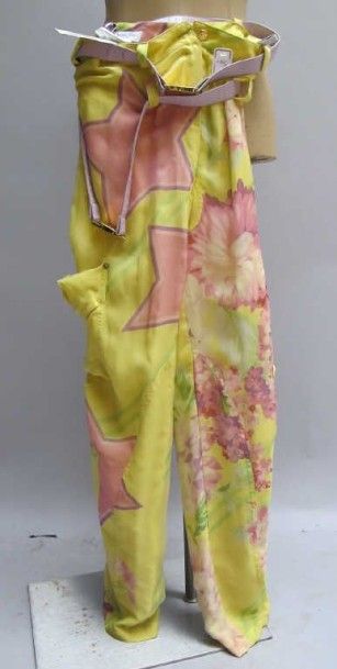 Christian Dior. Pantalon fluide jaune à motifs...