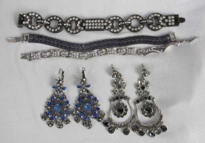 Lot comprenant bijoux comprenant deux paires...