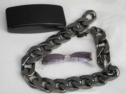 Givenchy. Lot comprenant une ceinture chaine...
