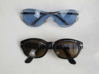 Lot comprenant deux paires de lunettes dont...