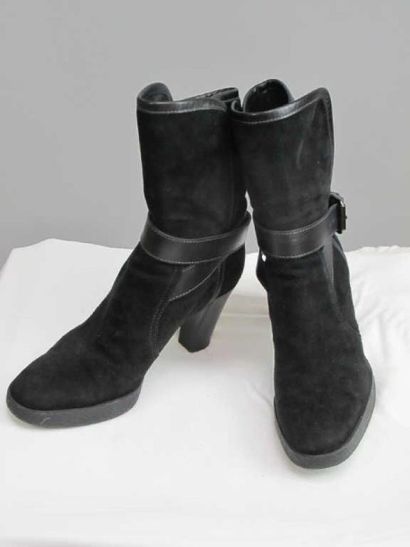 Tod's. Paire de bottines en daim noir, semelles...