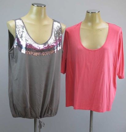 Marina Rinaldi. Lot comprenant deux T-shirt...