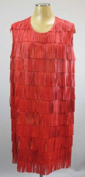 Anonyme. Robe en cuir rouge à franges, taille...