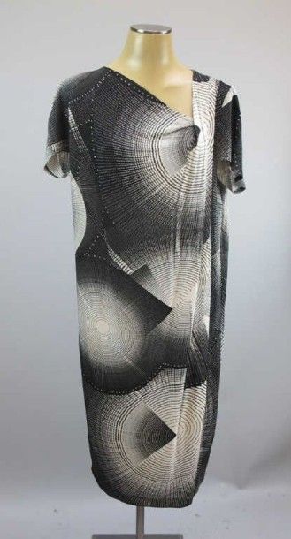 Persona. Robe drapée noire et blanche, taille...