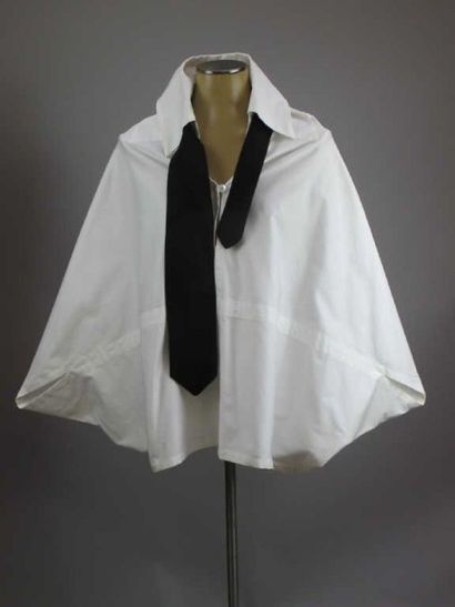Margaret et moi. Chemise blanche et cravate...